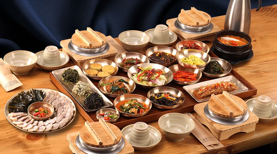 한돈보쌈과 반찬 한상 브랜드 메뉴 사진